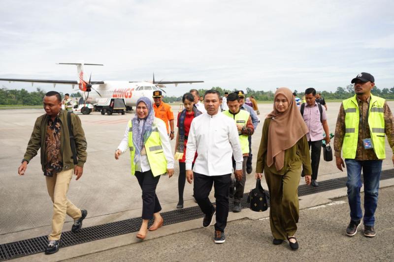 Gubri dan Istri Tumpangi Penerbangan Perdana Wings Air Rute Pekanbaru-Rengat
